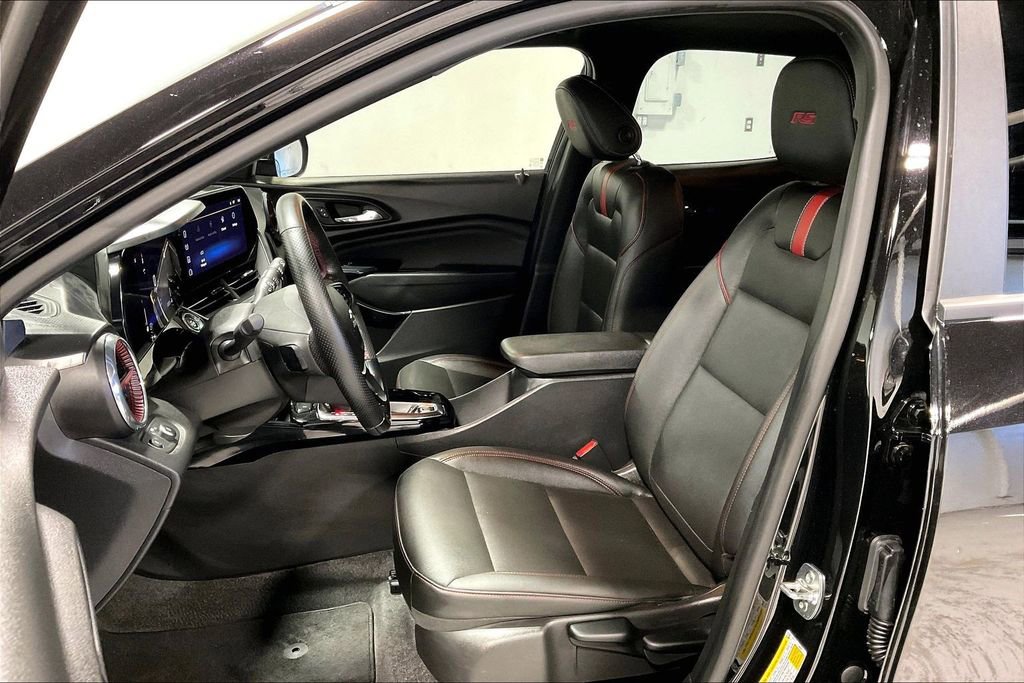Used 2025 Chevrolet Trax RS w/ Sunroof Package image 34