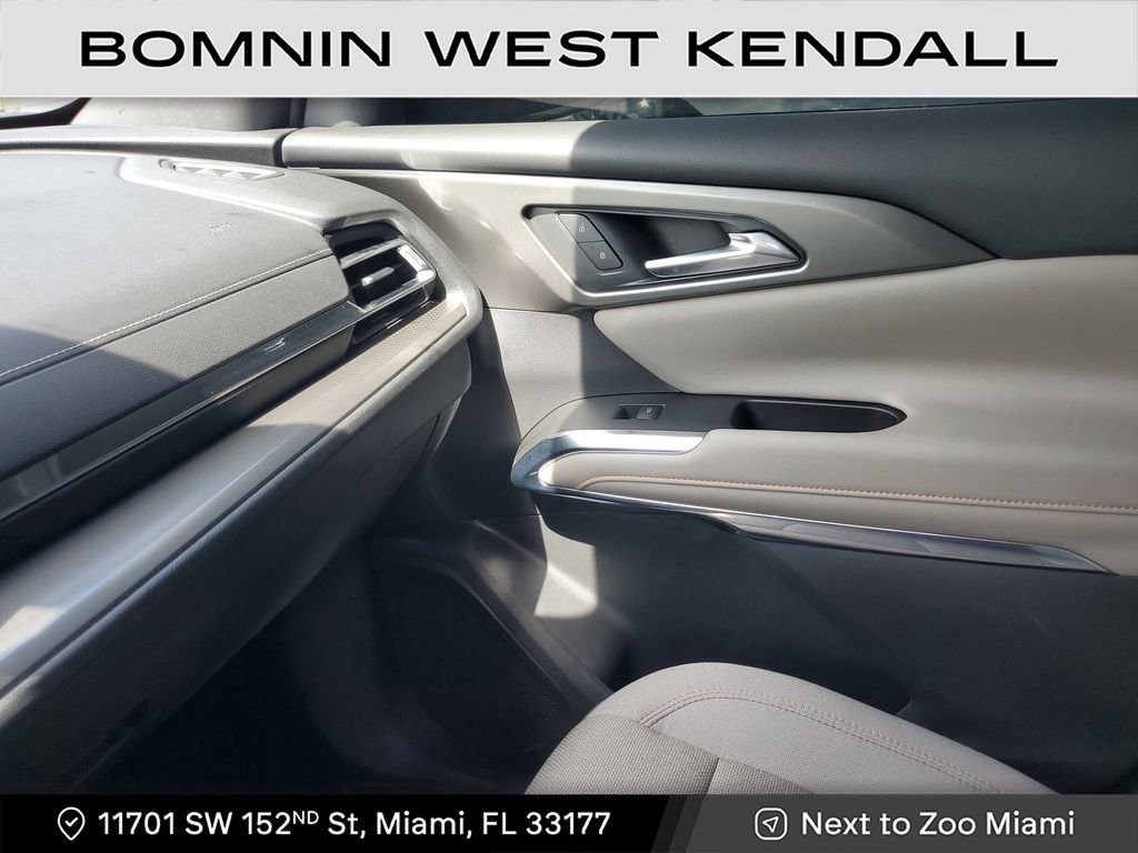 Used 2025 Chevrolet Traverse LT w/ Driver Confidence Package image 24