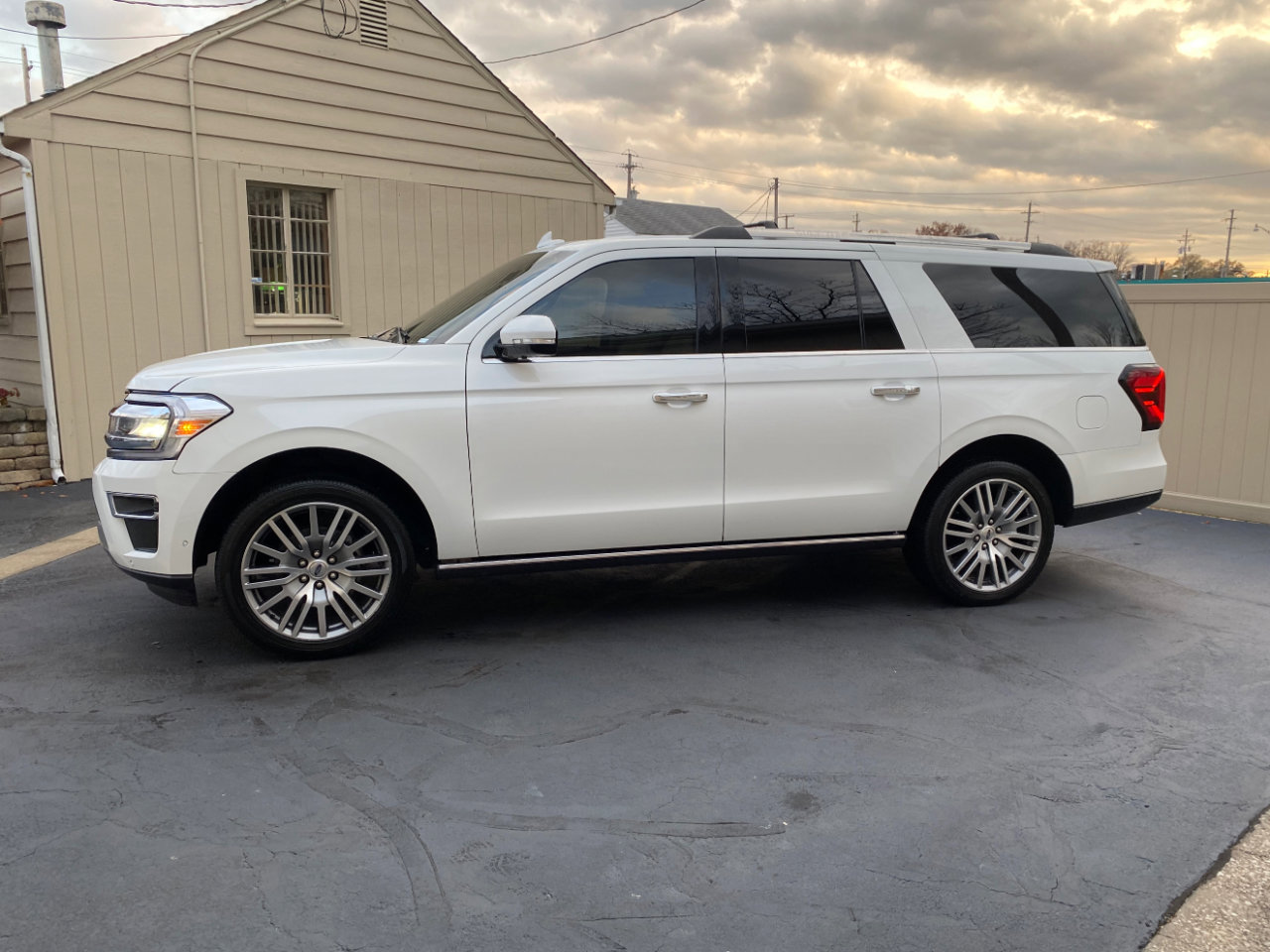 Used 2022 Ford Expedition Max Limited image 12