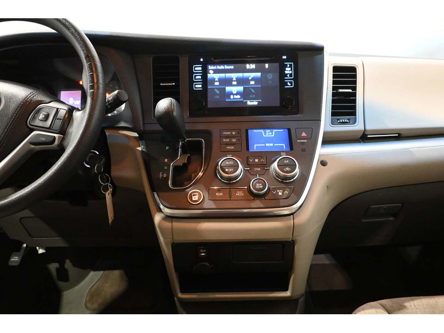 Used 2015 Toyota Sienna LE FWD image 23