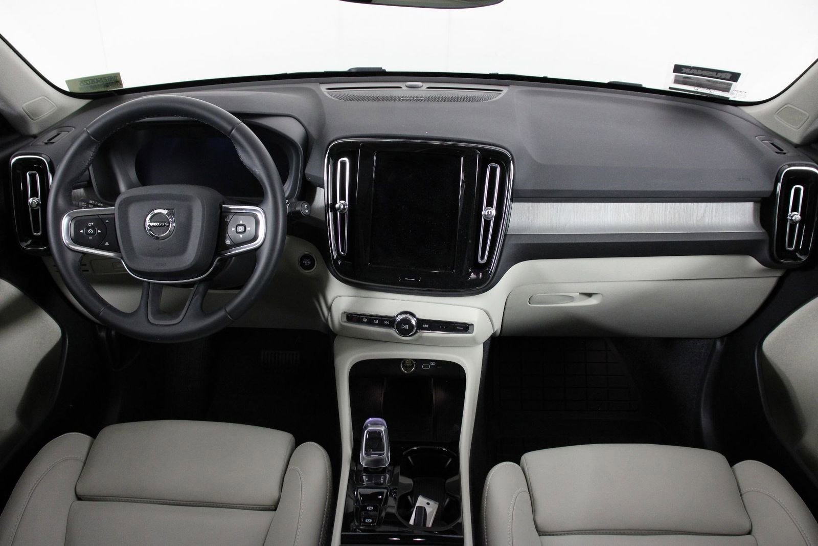 Used 2026 Volvo XC40 B5 Ultra w/ Climate Package image 7