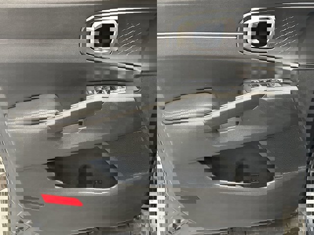 Used 2023 Kia Sorento LX image 9