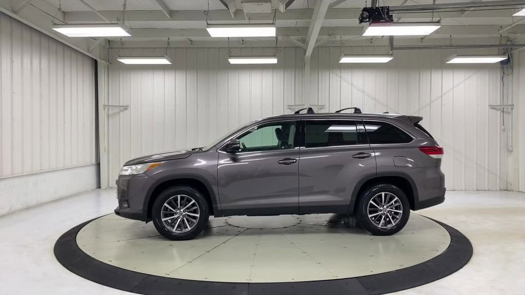 Used 2019 Toyota Highlander XLE FWD image 5