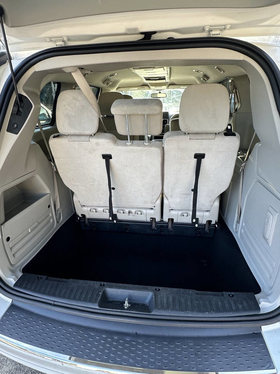 Used 2013 Chrysler Town & Country Touring image 17