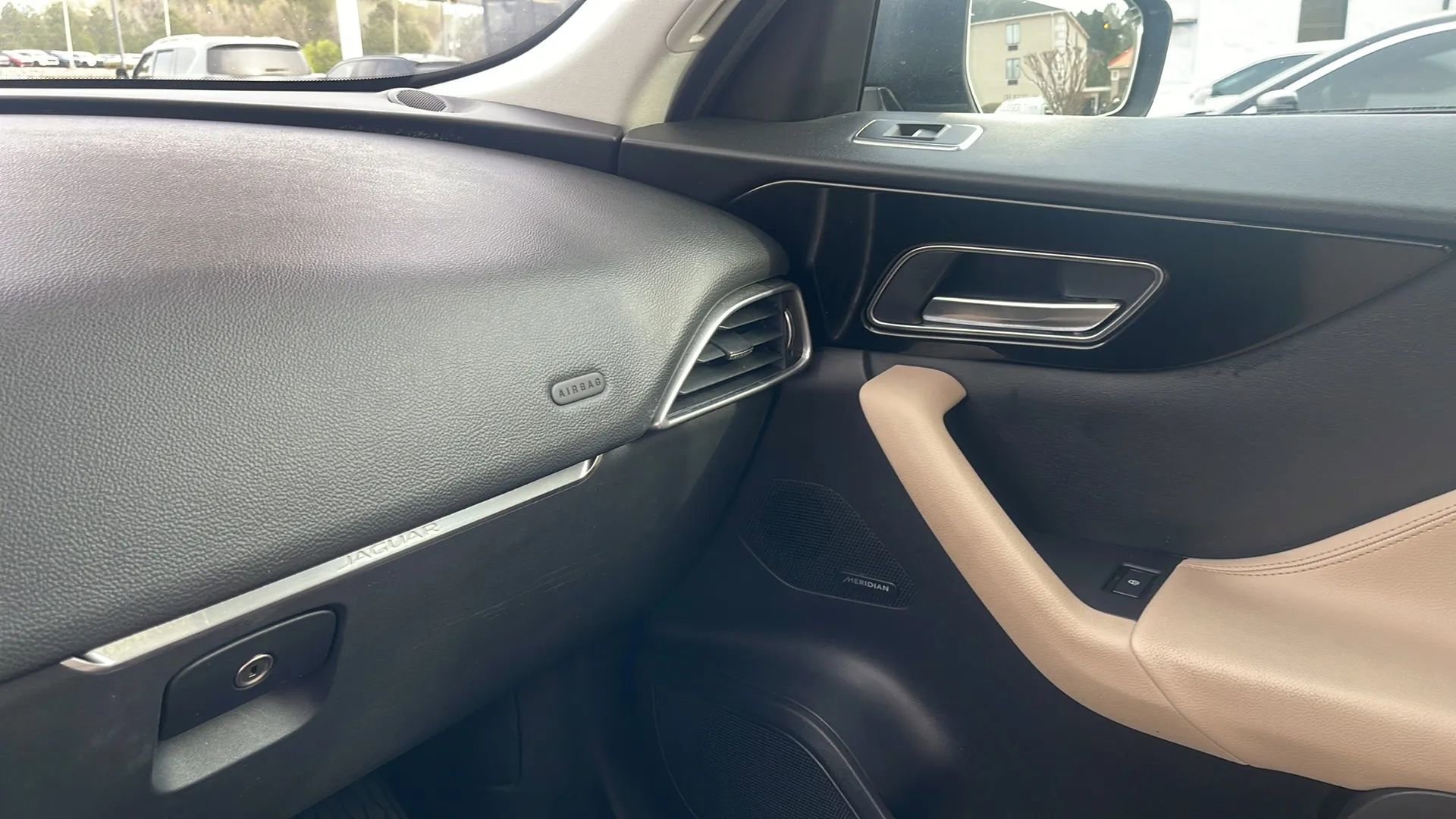 Used 2017 Jaguar F-PACE Premium image 19