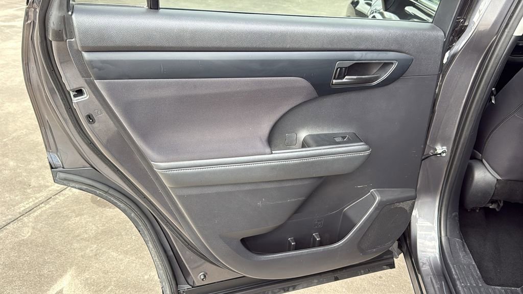 Used 2021 Toyota Highlander LE FWD image 16