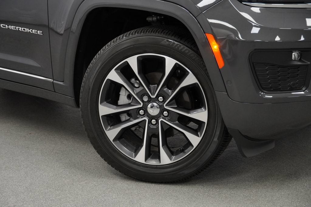 Certified 2025 Jeep Grand Cherokee Overland w/ Trailer Tow Package AWD/4WD image 4