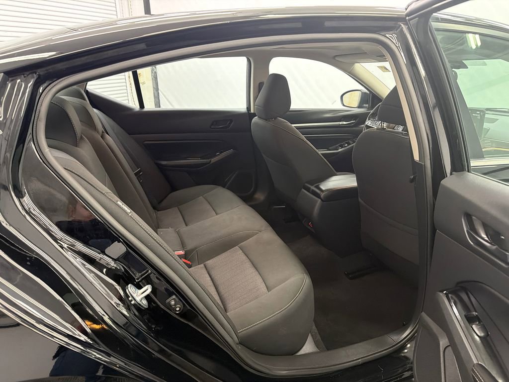 Used 2023 Nissan Altima 2.5 SV w/ SV Premium Package image 16