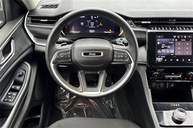Used 2023 Jeep Grand Cherokee L Laredo image 16