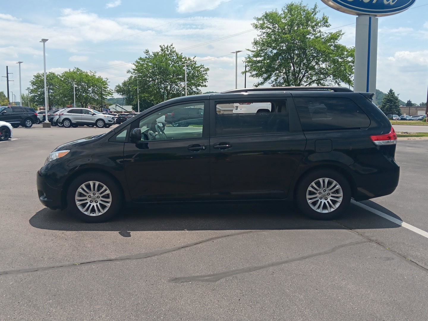 Used 2012 Toyota Sienna XLE FWD image 9