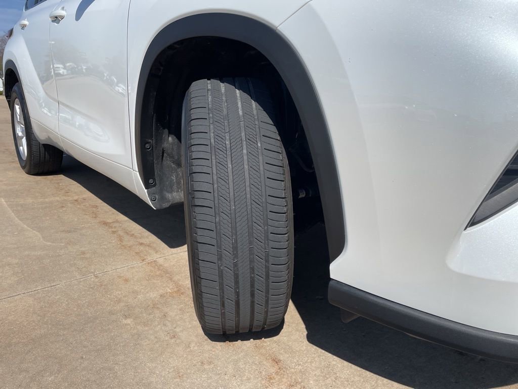 Used 2023 Toyota Highlander L image 17