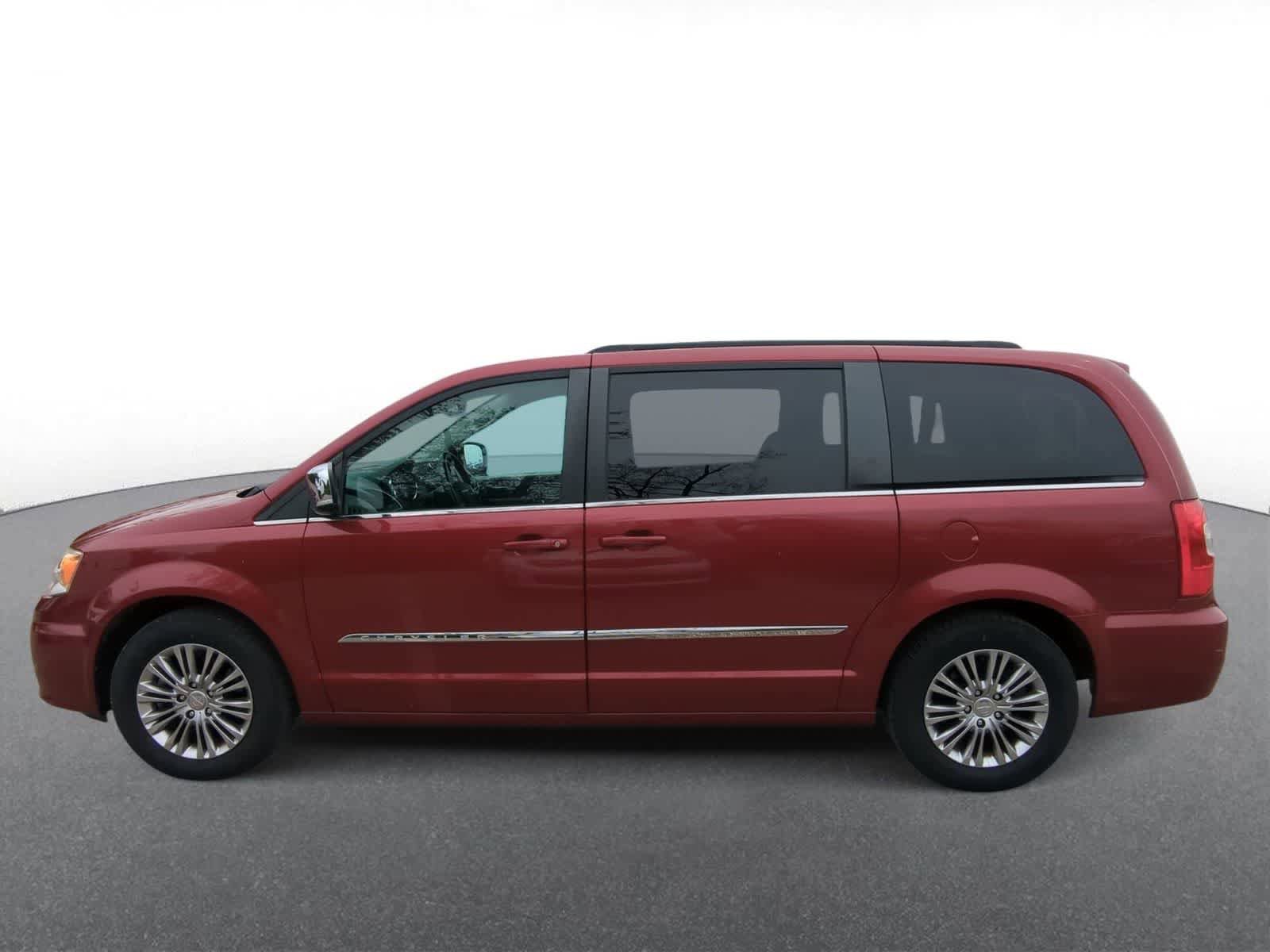 Used 2013 Chrysler Town & Country Touring-L FWD image 5