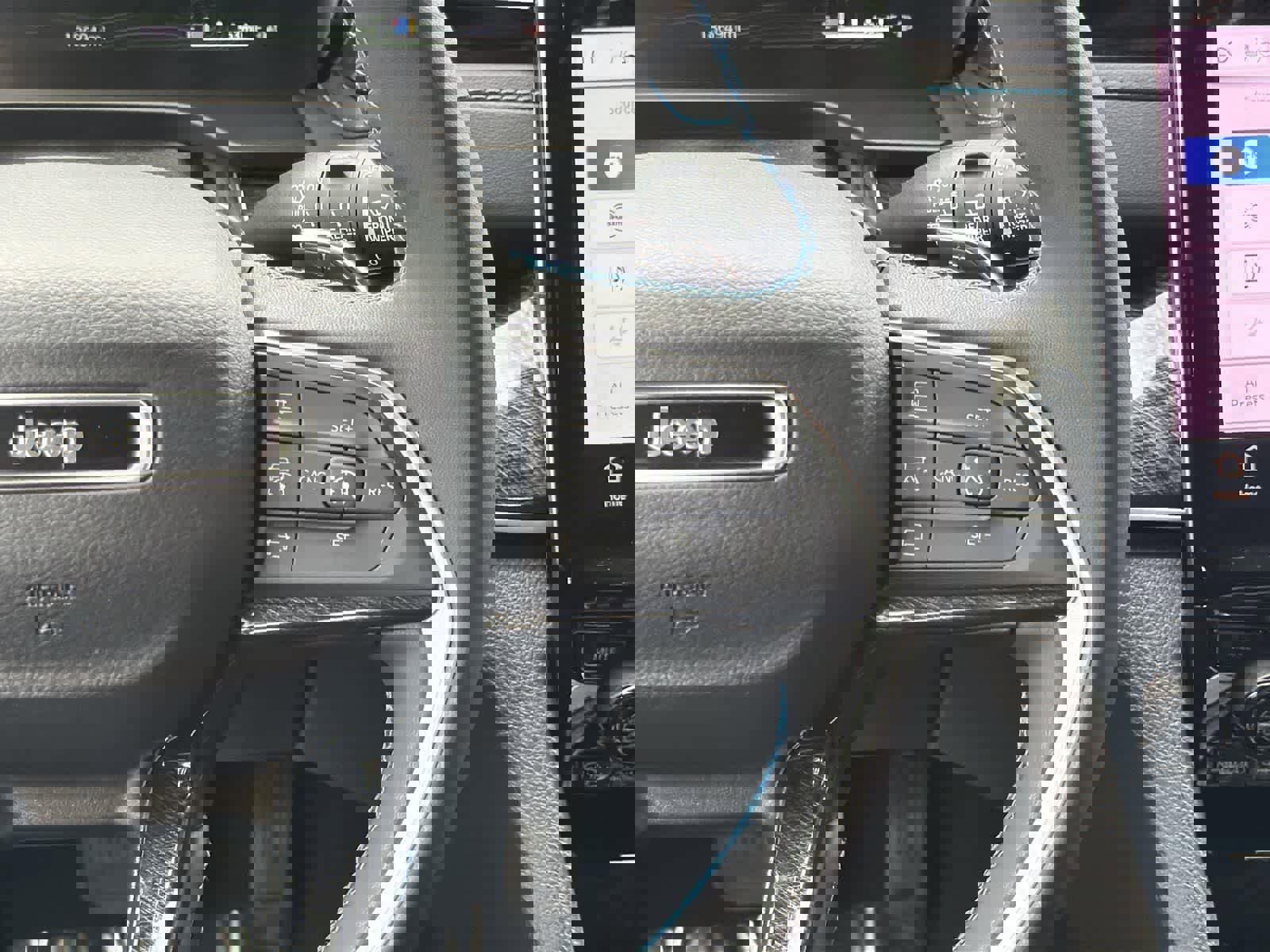 Used 2025 Jeep Grand Cherokee Trailhawk image 13