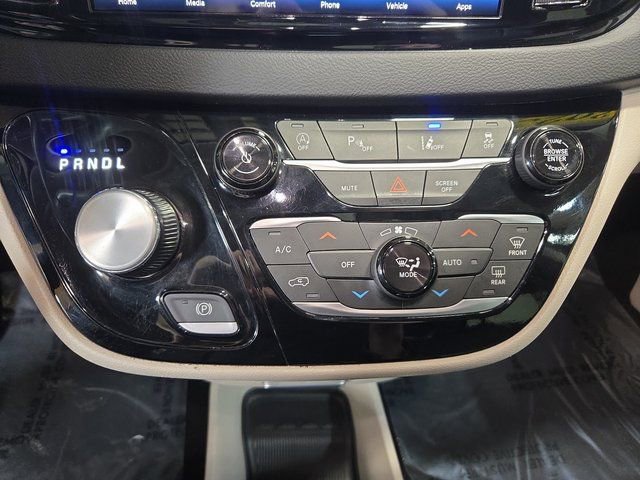Used 2023 Chrysler Pacifica Touring-L image 24