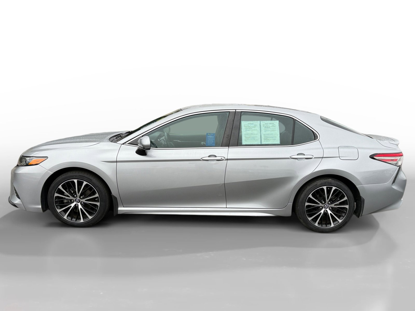 Used 2019 Toyota Camry SE image 2