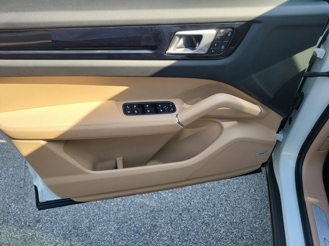 Certified 2022 Porsche Cayenne E-Hybrid AWD/4WD image 25