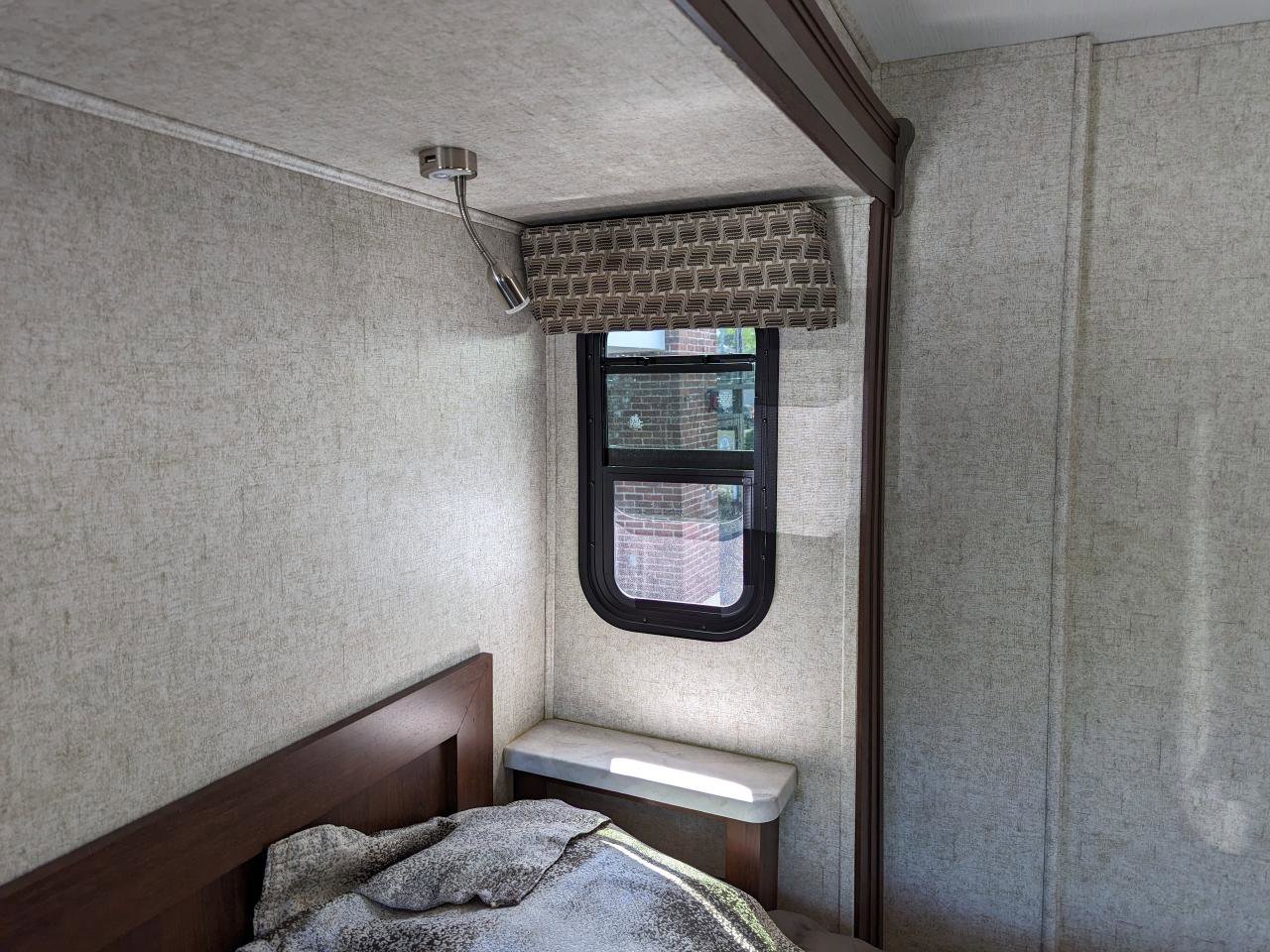 Used 2019 Chevrolet Express 4500 w/ RV Package RWD image 90