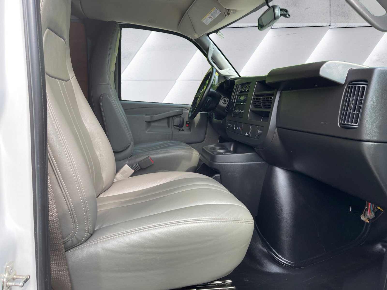 Certified 2023 GMC Savana 3500 Extended w/ Driver Convenience Package image 16