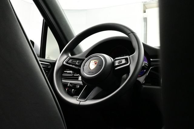 Certified 2025 Porsche Macan AWD/4WD image 21