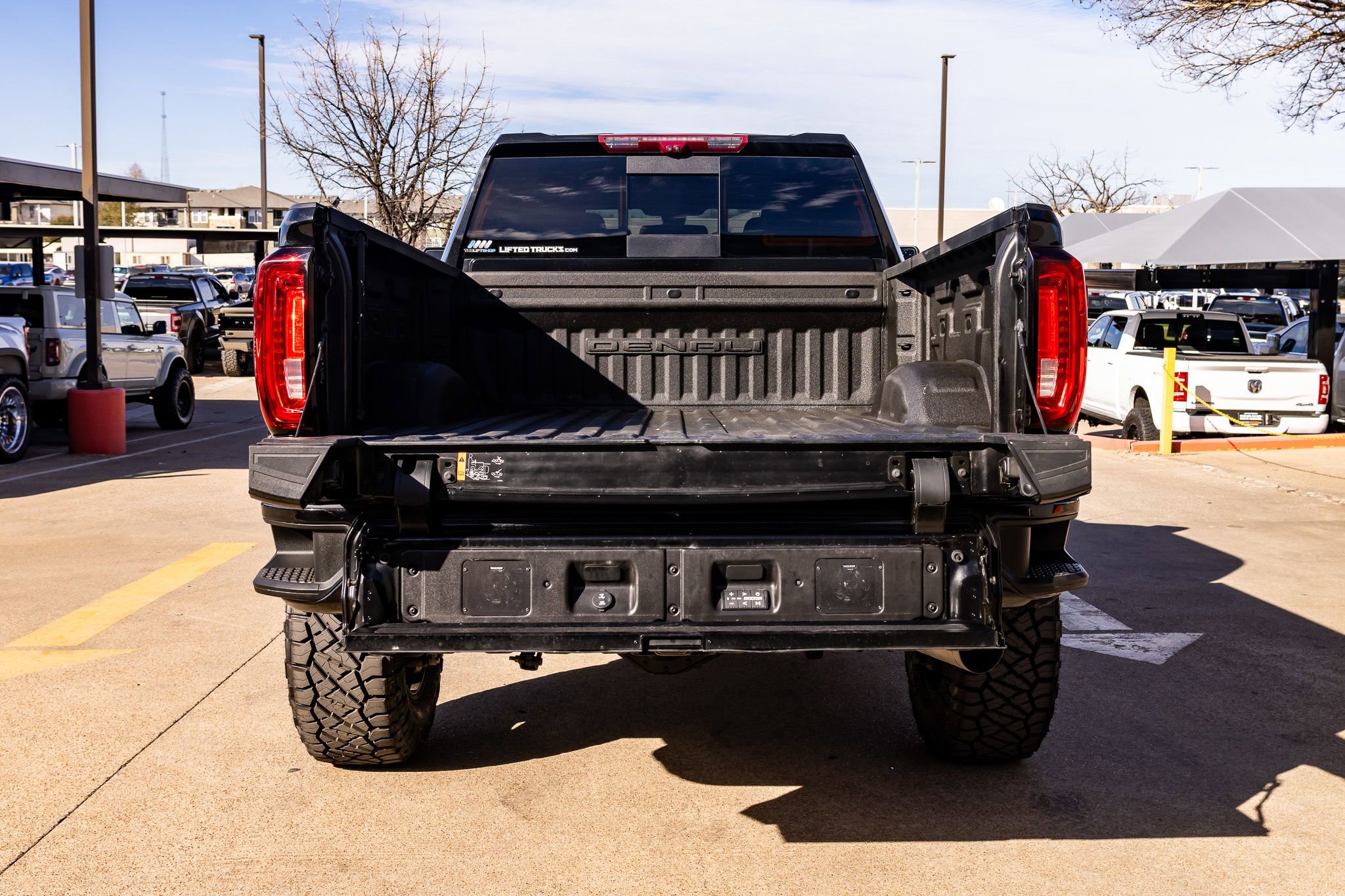 Used 2023 GMC Sierra 2500 Denali w/ Denali Black Diamond Edition image 9