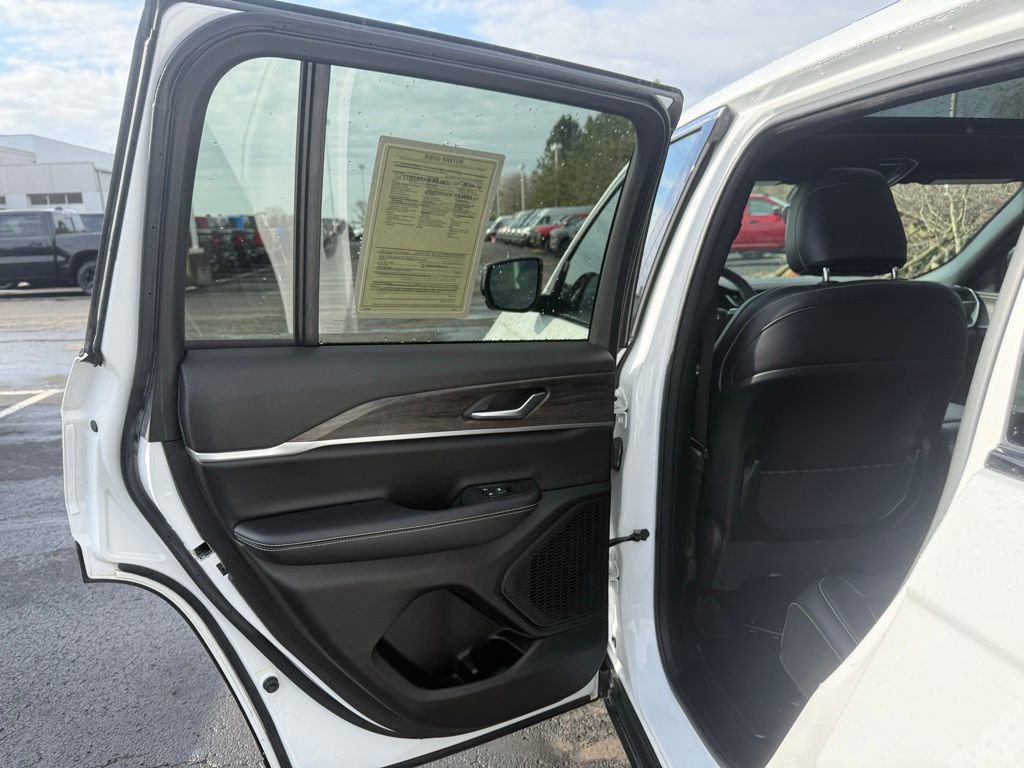 Used 2025 Jeep Grand Cherokee Limited image 34