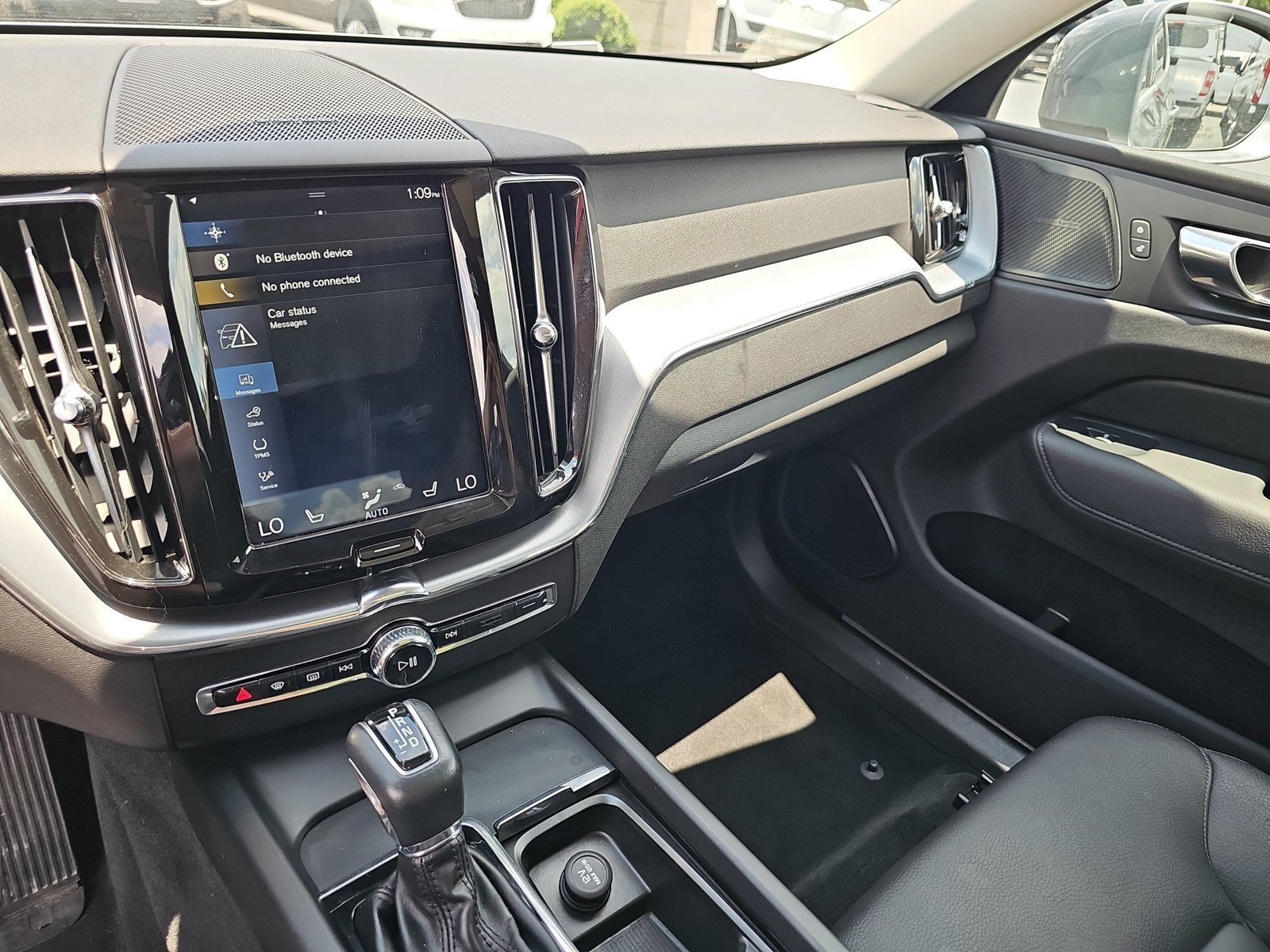 Used 2019 Volvo XC60 T6 Momentum w/ Multimedia Package AWD/4WD image 24