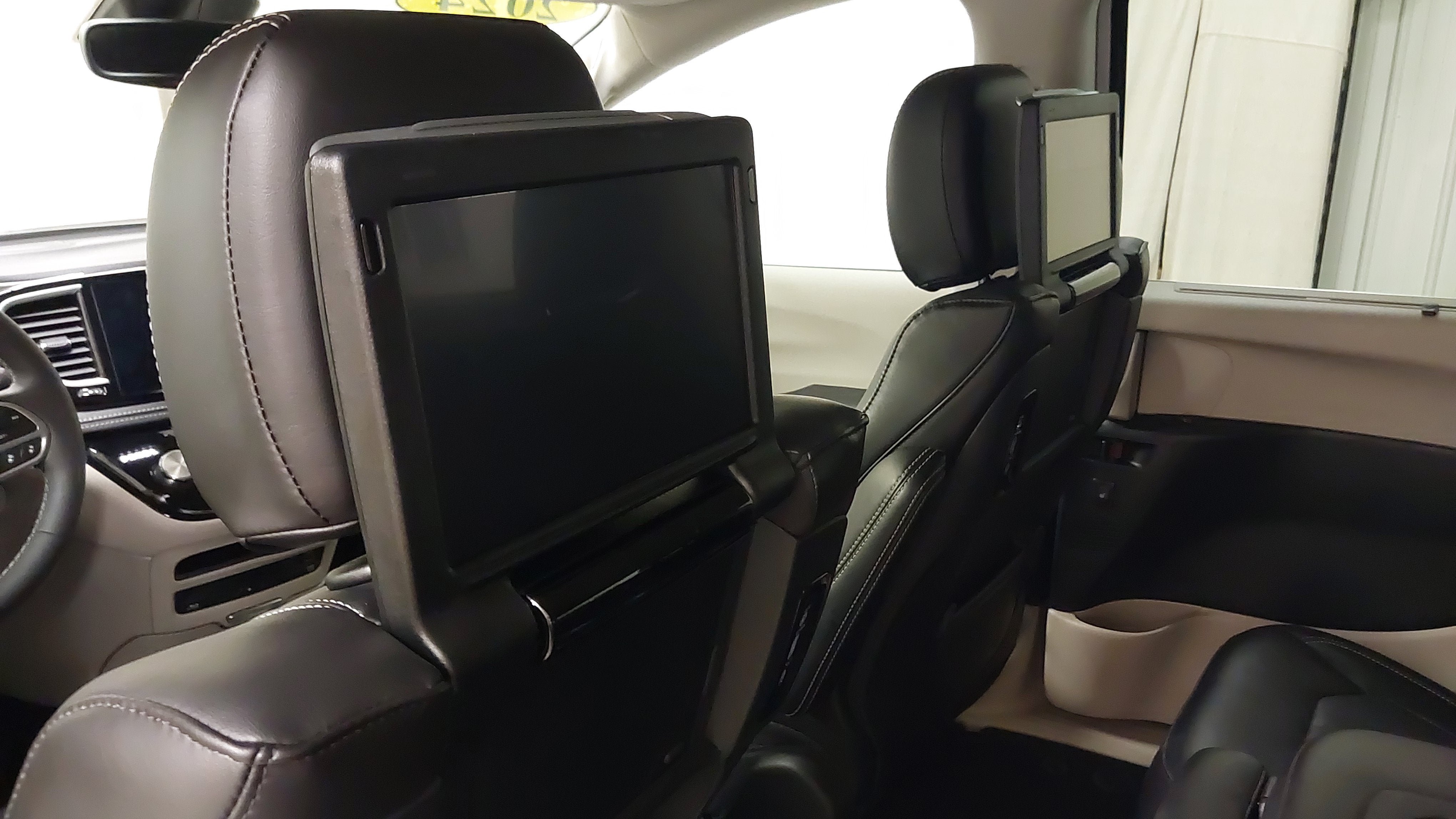 Used 2024 Chrysler Pacifica Touring-L w/ Uconnect Theater Family Group FWD image 40