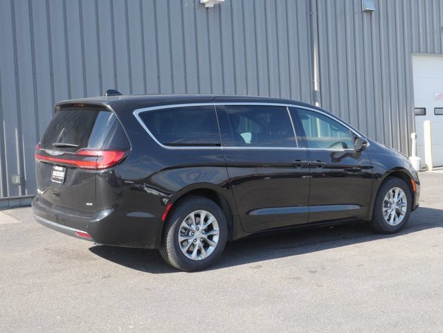 New 2026 Chrysler Pacifica Select AWD/4WD image 9
