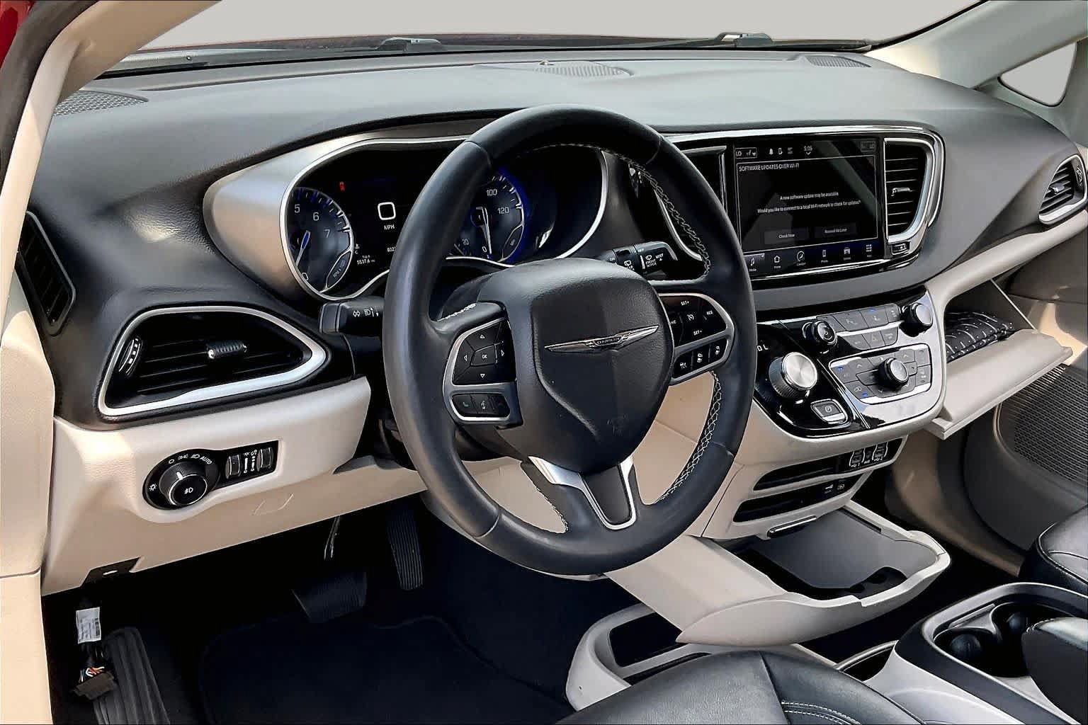 Used 2022 Chrysler Pacifica Touring-L FWD image 17