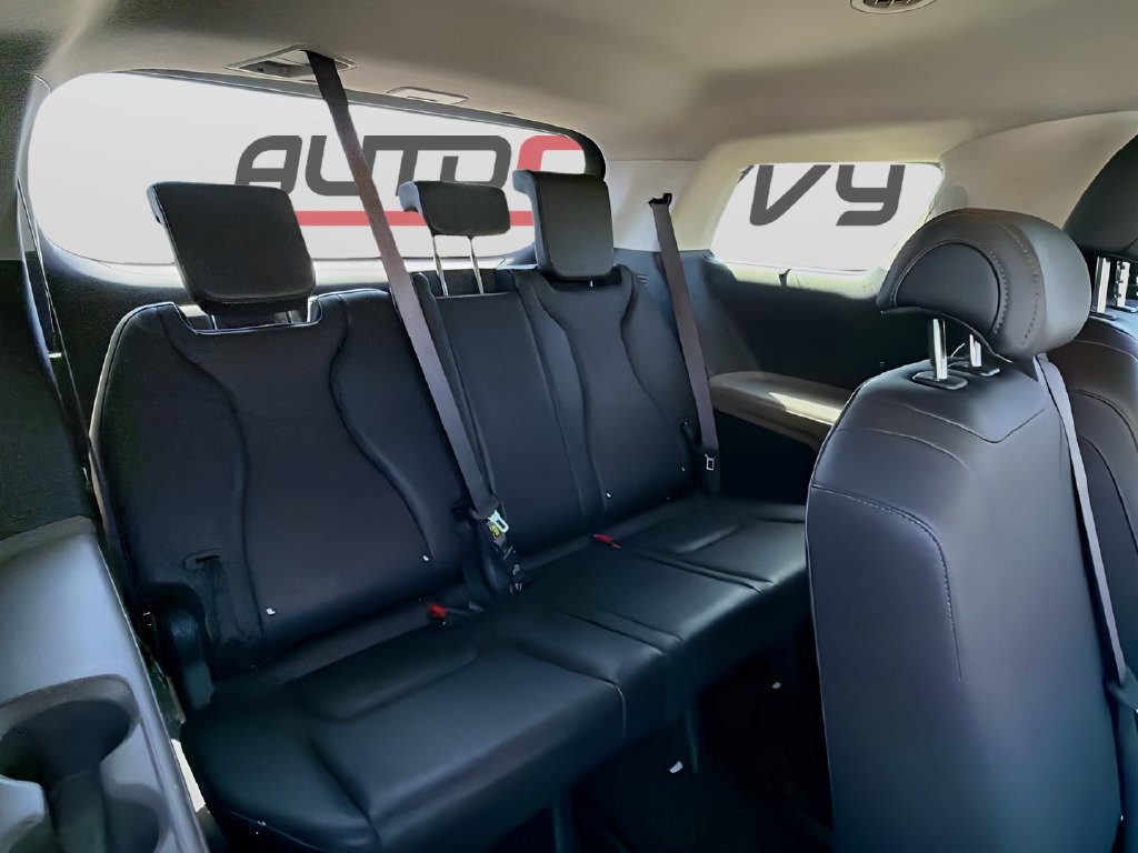 Used 2025 Kia Carnival EX FWD image 27