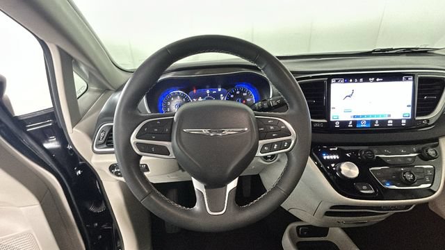 Used 2024 Chrysler Pacifica Touring-L FWD image 14