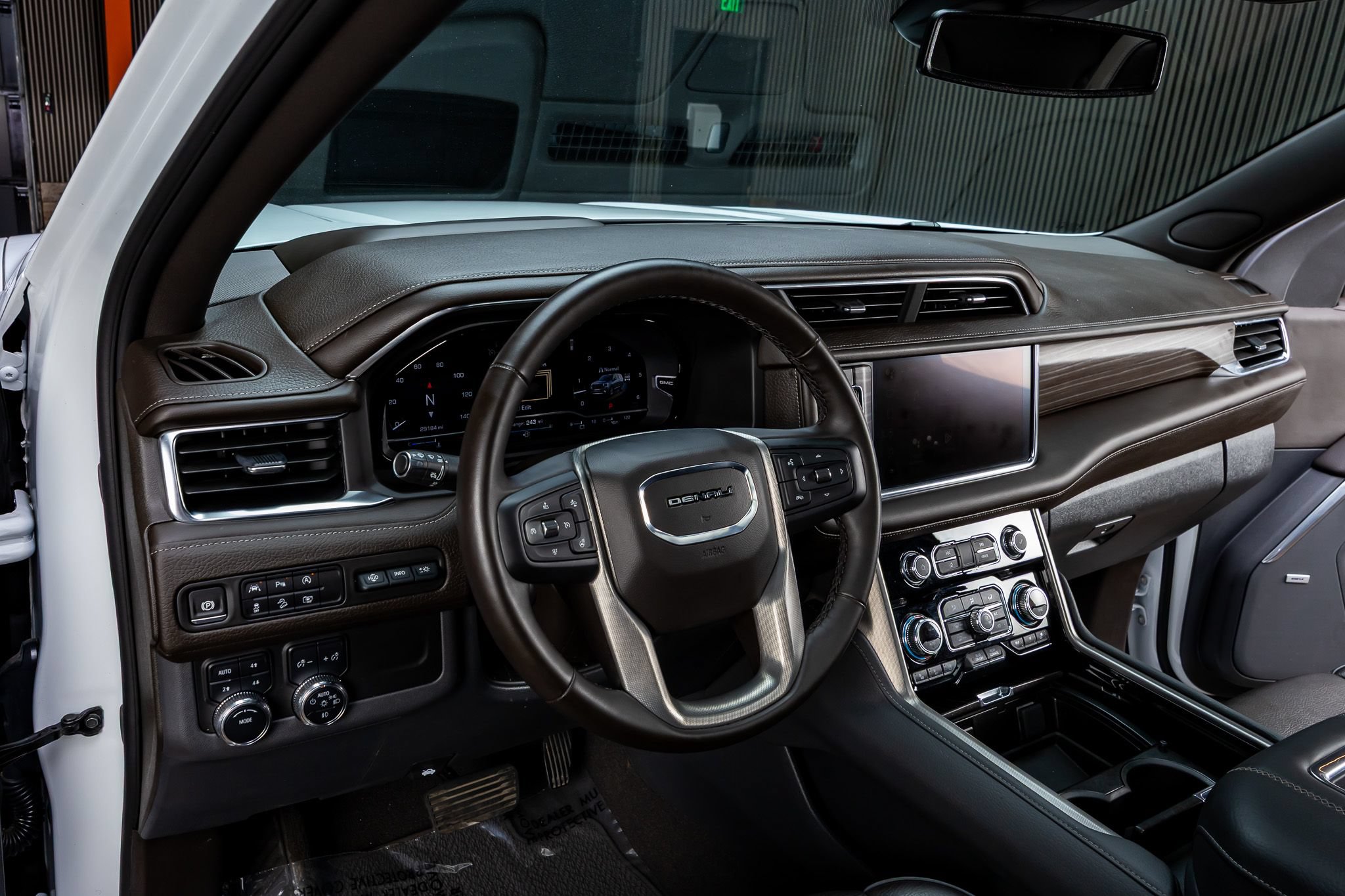 Used 2024 GMC Yukon Denali AWD/4WD image 17