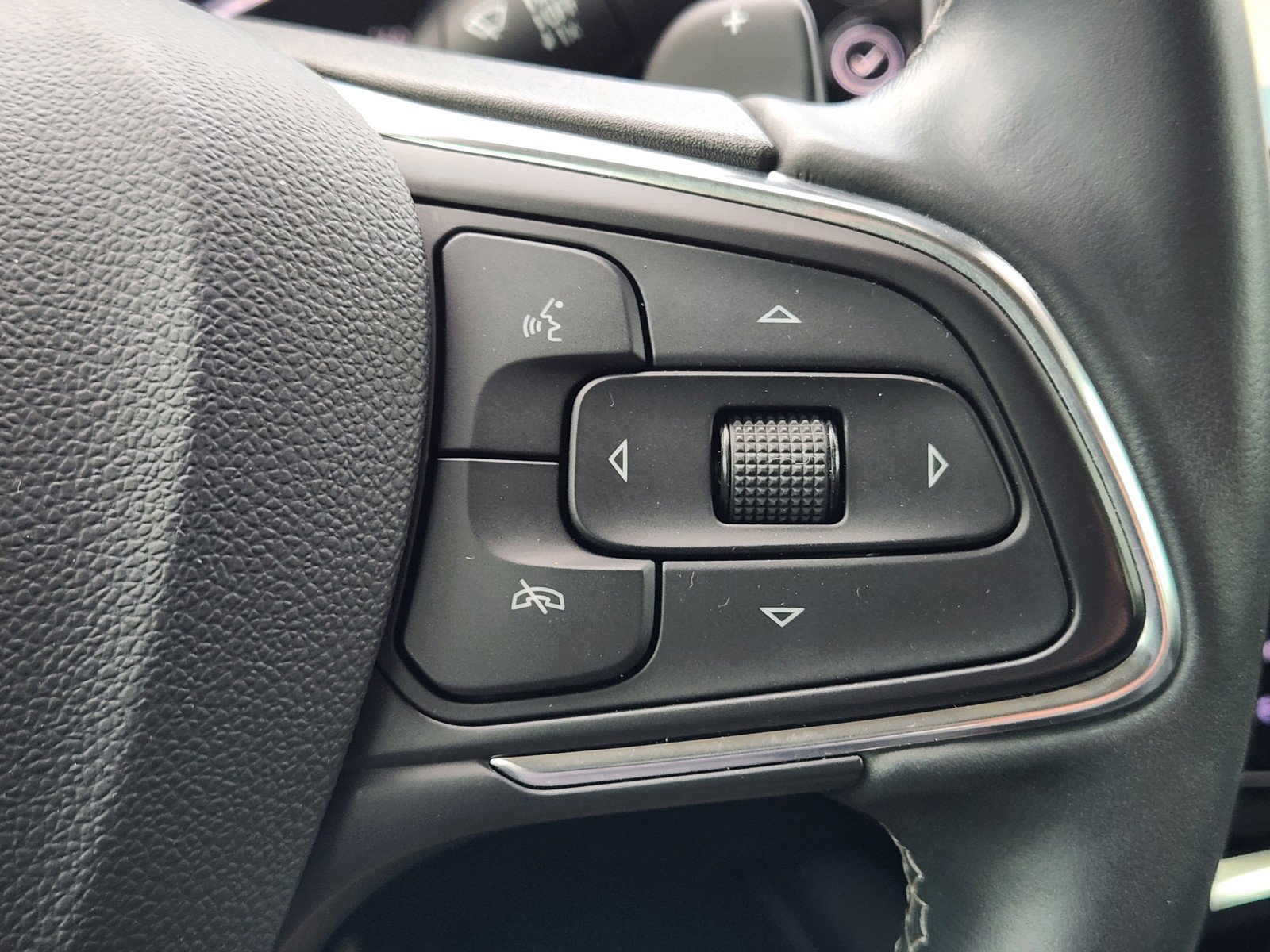 Used 2022 Buick Envision Essence w/ Technology Package I FWD image 24