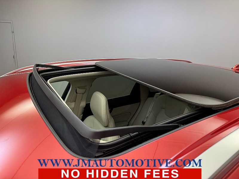 Used 2019 Volvo XC60 T5 Momentum w/ Multimedia Package AWD/4WD image 11