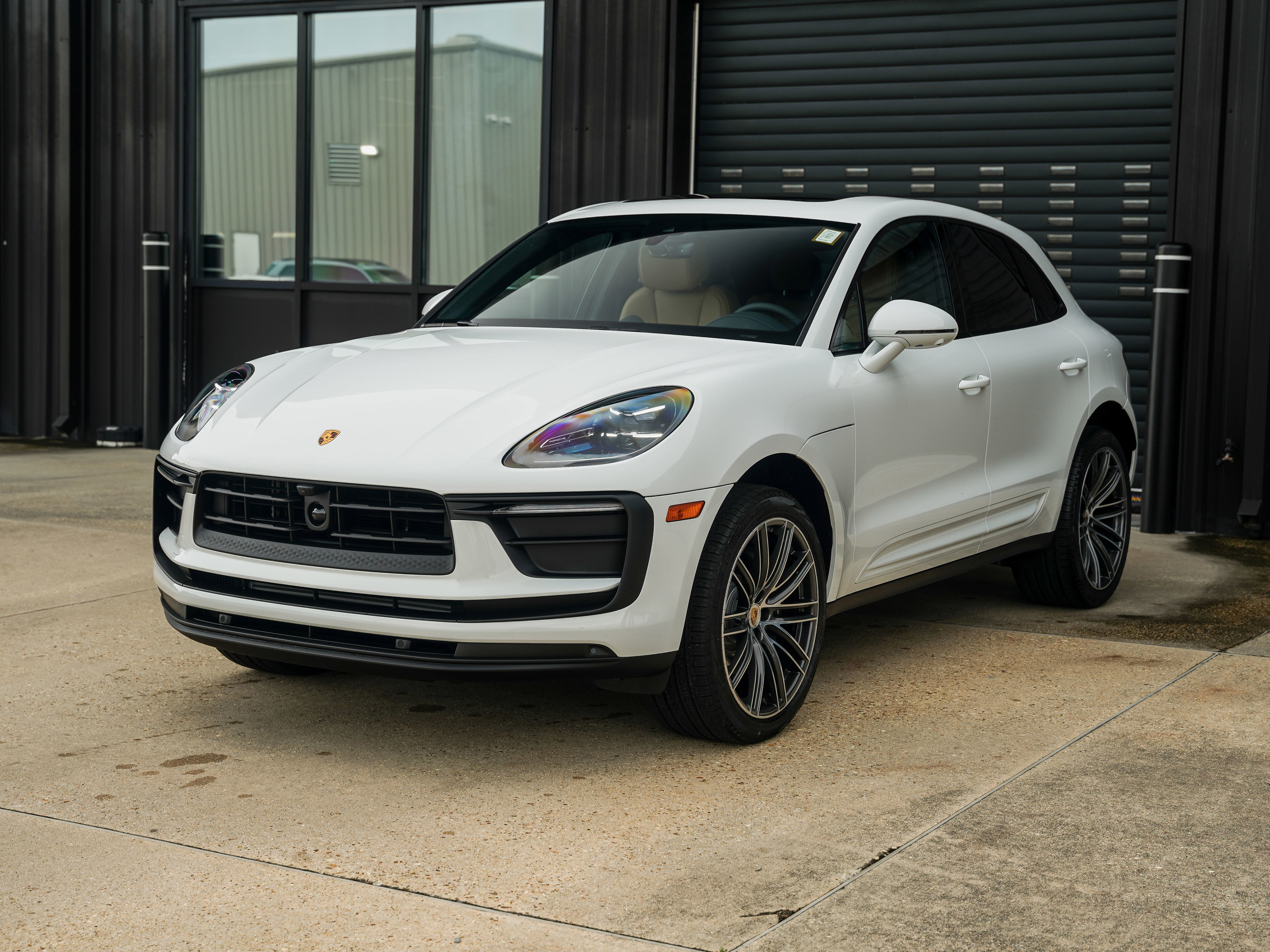 Certified 2025 Porsche Macan image 2