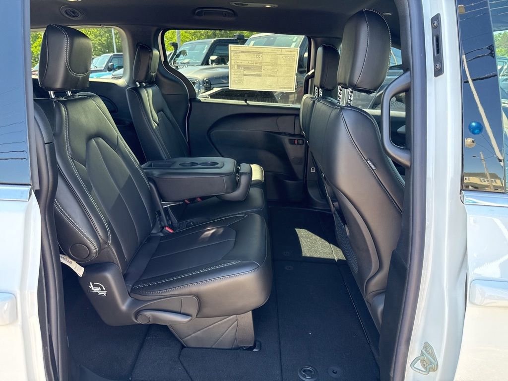 New 2027 Chrysler Pacifica Select FWD image 19