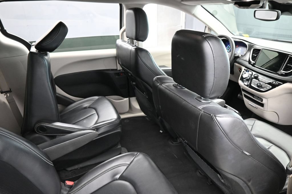 Used 2023 Chrysler Pacifica Touring-L FWD image 43