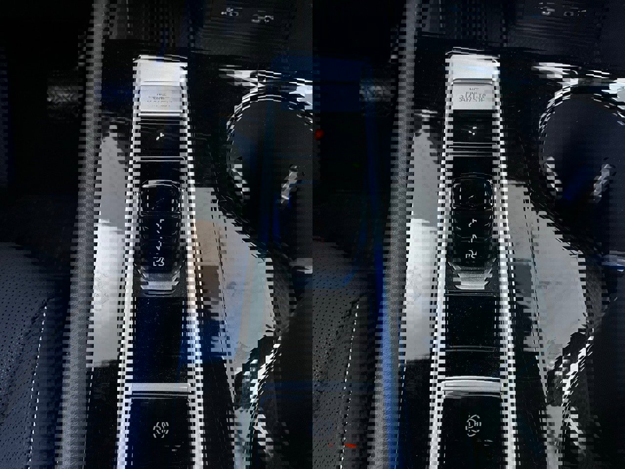 Used 2025 Volkswagen Atlas Cross Sport SE image 24