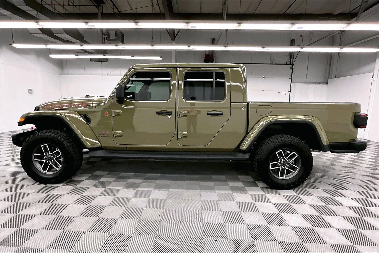 Used 2025 Jeep Gladiator Mojave AWD/4WD image 13