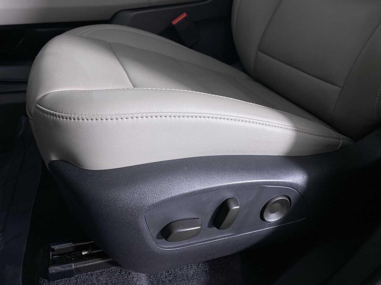 Certified 2026 GMC Acadia Elevation w/ Elevation Premium Package FWD image 10