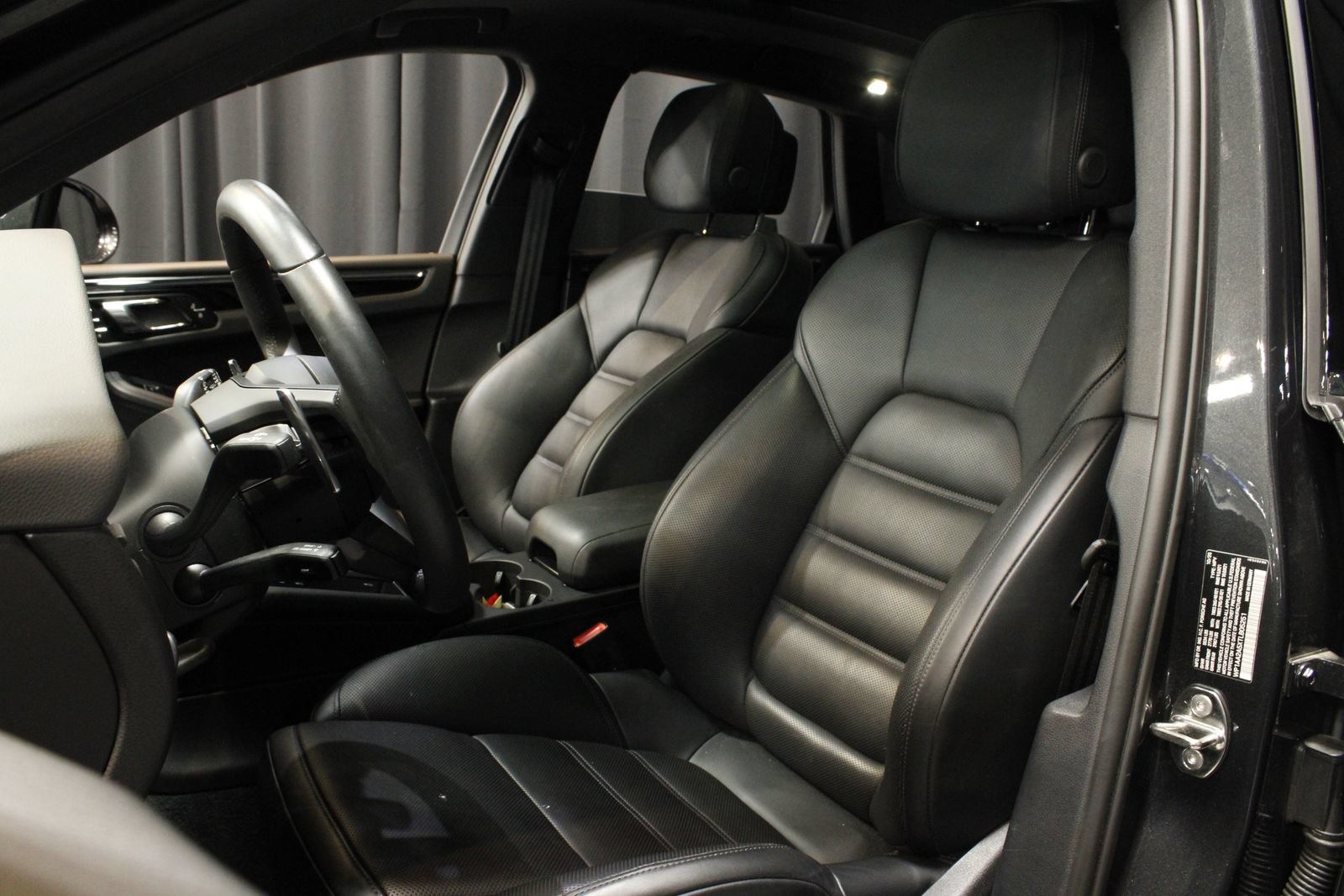 Certified 2026 Porsche Macan AWD/4WD image 5
