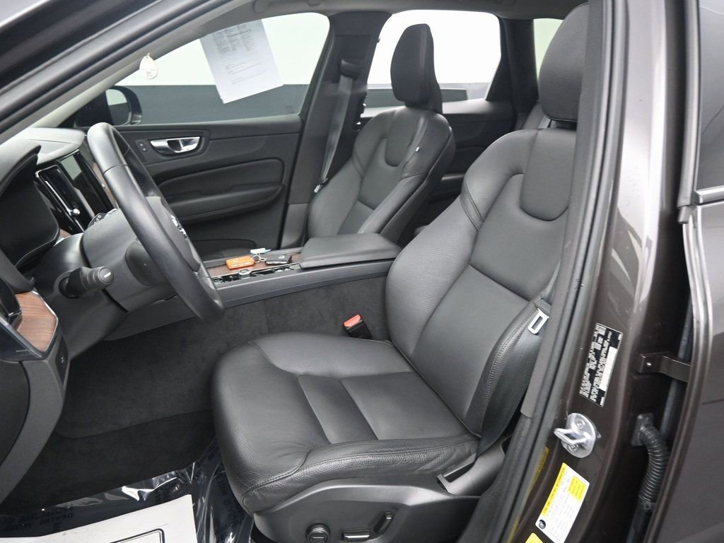 Used 2023 Volvo XC60 B5 Plus image 26