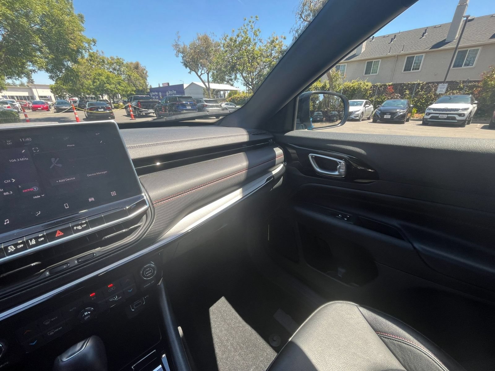 Used 2025 Jeep Compass Trailhawk AWD/4WD image 34