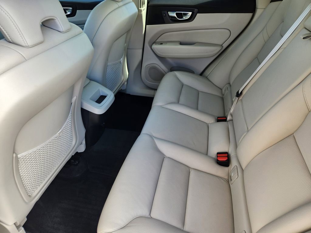 Used 2022 Volvo XC60 B5 Momentum image 18