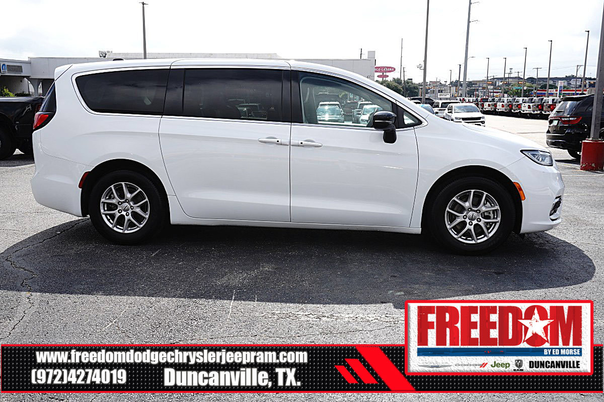 Used 2024 Chrysler Pacifica Touring-L FWD image 6