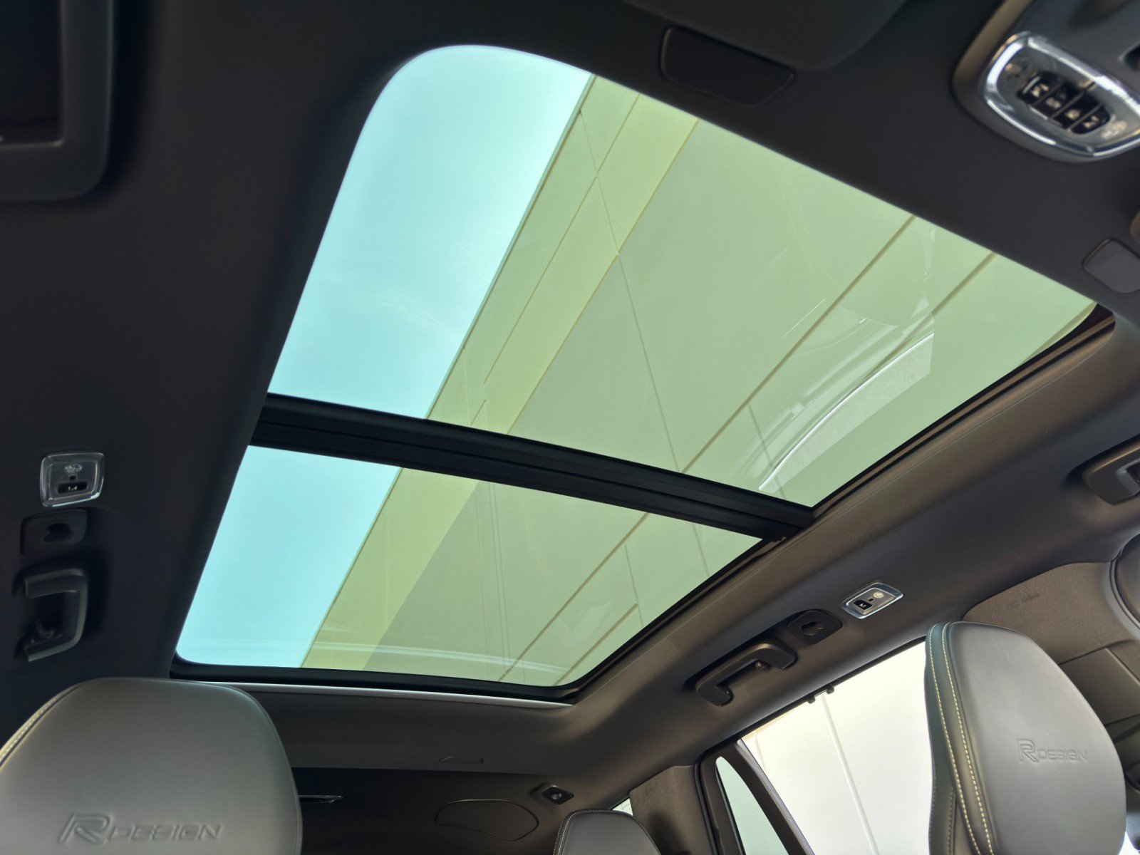 Used 2019 Volvo XC90 T6 R-Design w/ Protection Package Premier image 11