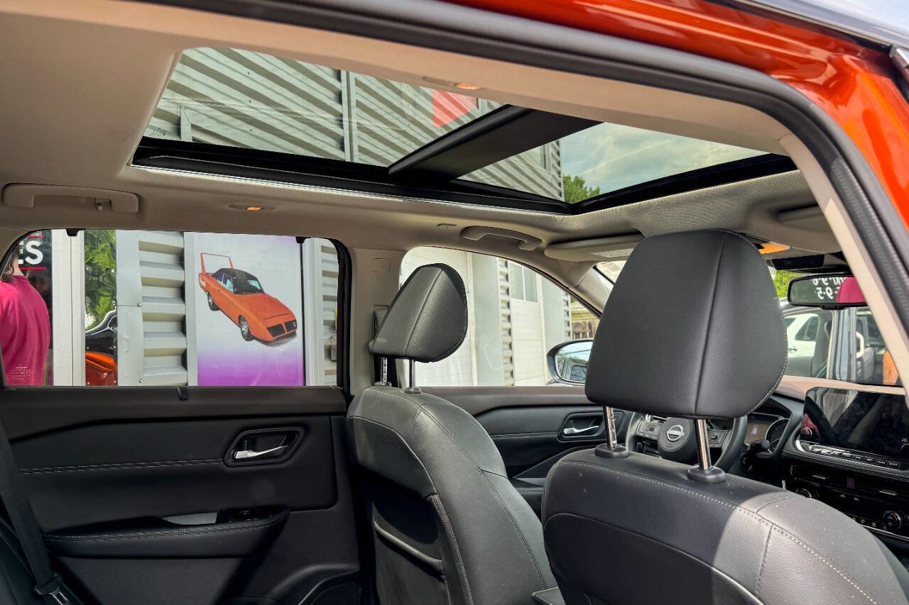 Used 2022 Nissan Rogue SL w/ SL Premium Package image 13