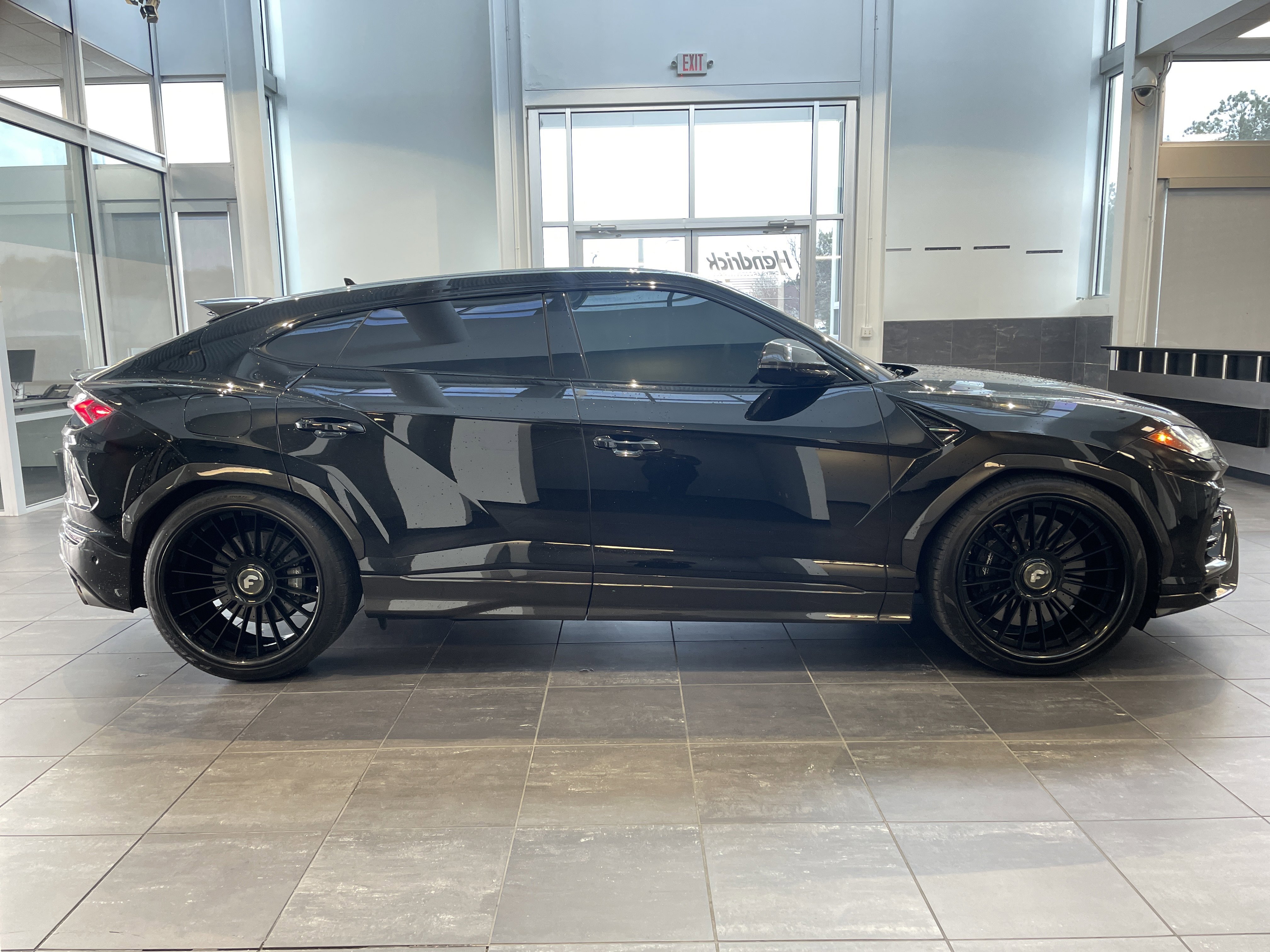 Used 2021 Lamborghini Urus AWD/4WD image 11