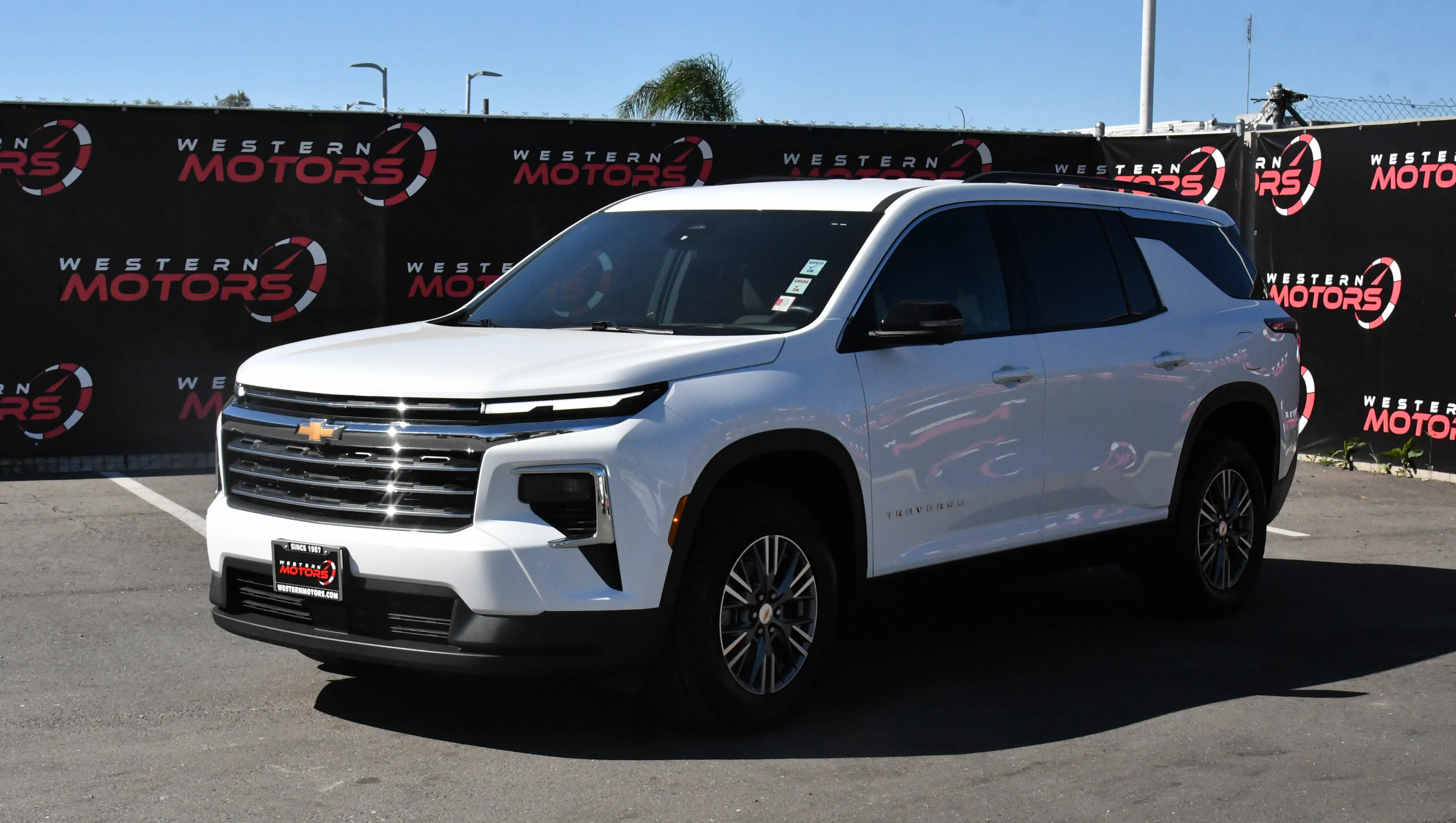 Used 2024 Chevrolet Traverse LT image 3