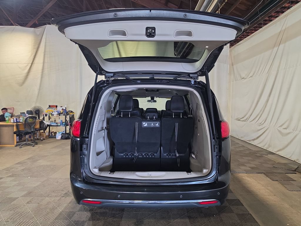 Used 2018 Chrysler Pacifica Touring-L w/ Tire & Wheel Group FWD image 19